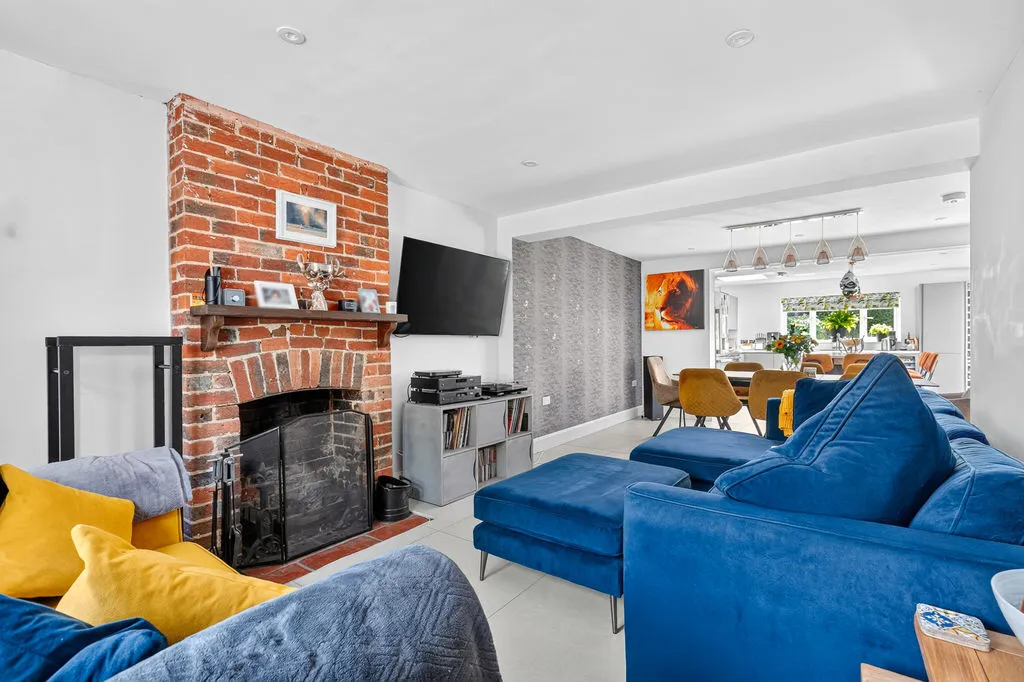 Furze Road, Row Town KT15 1DP, photo 9