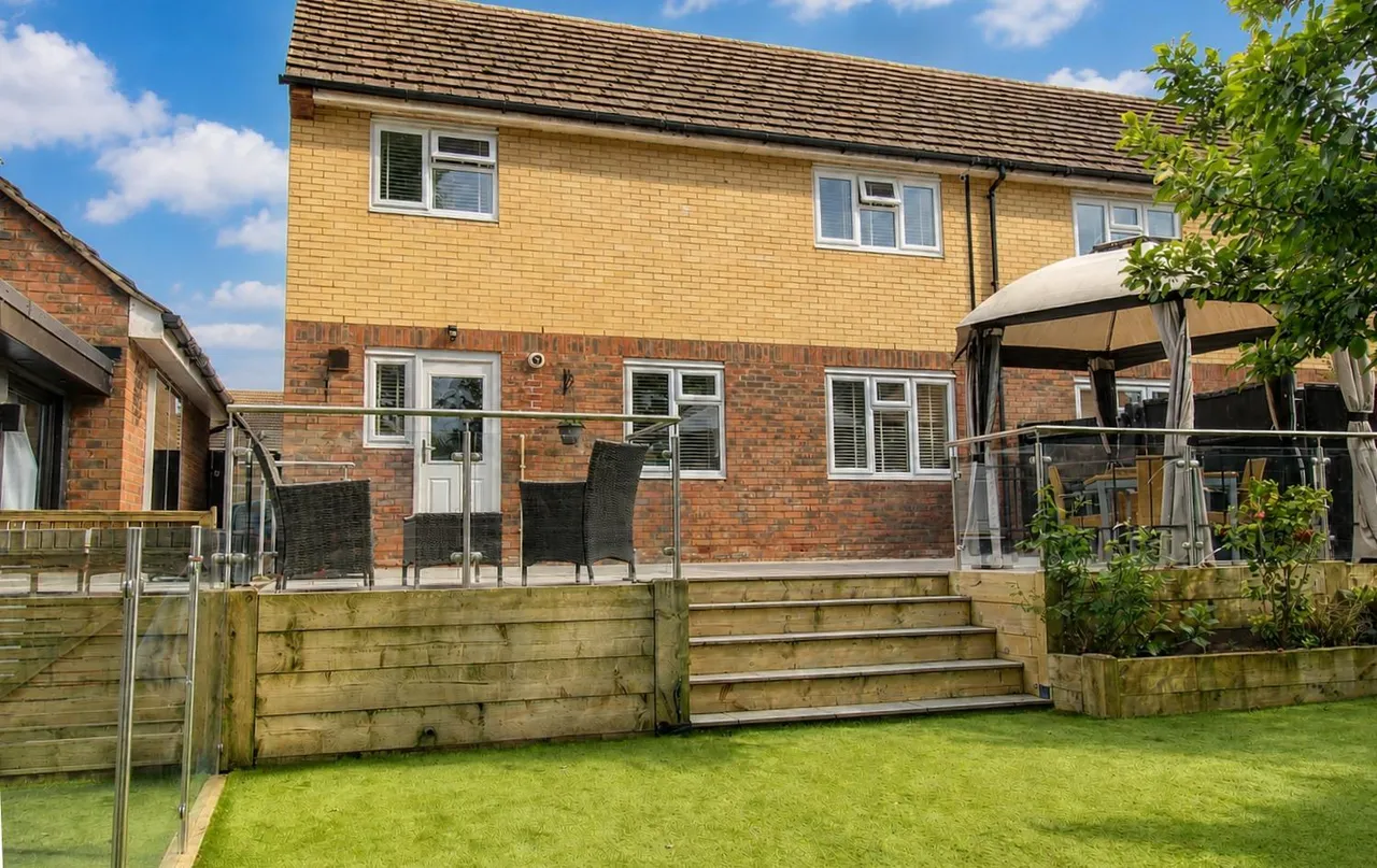 3 bed house for sale, Holman Close, Crawley, RH11