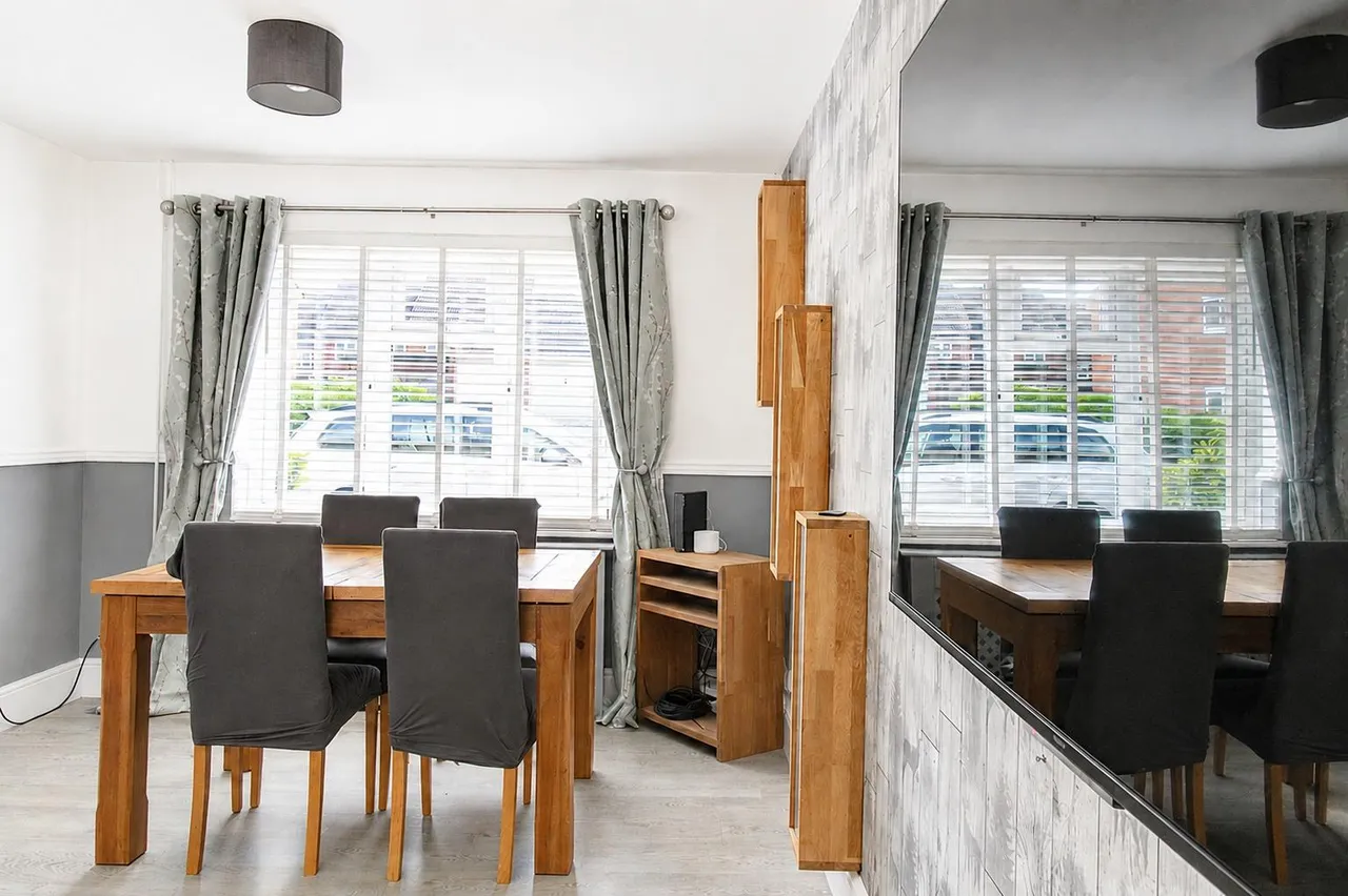 Holman Close, Crawley, RH11, photo 3