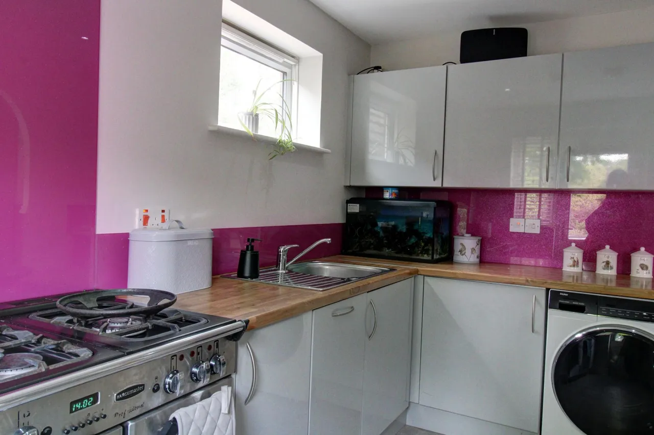 Holman Close, Crawley, RH11, photo 5