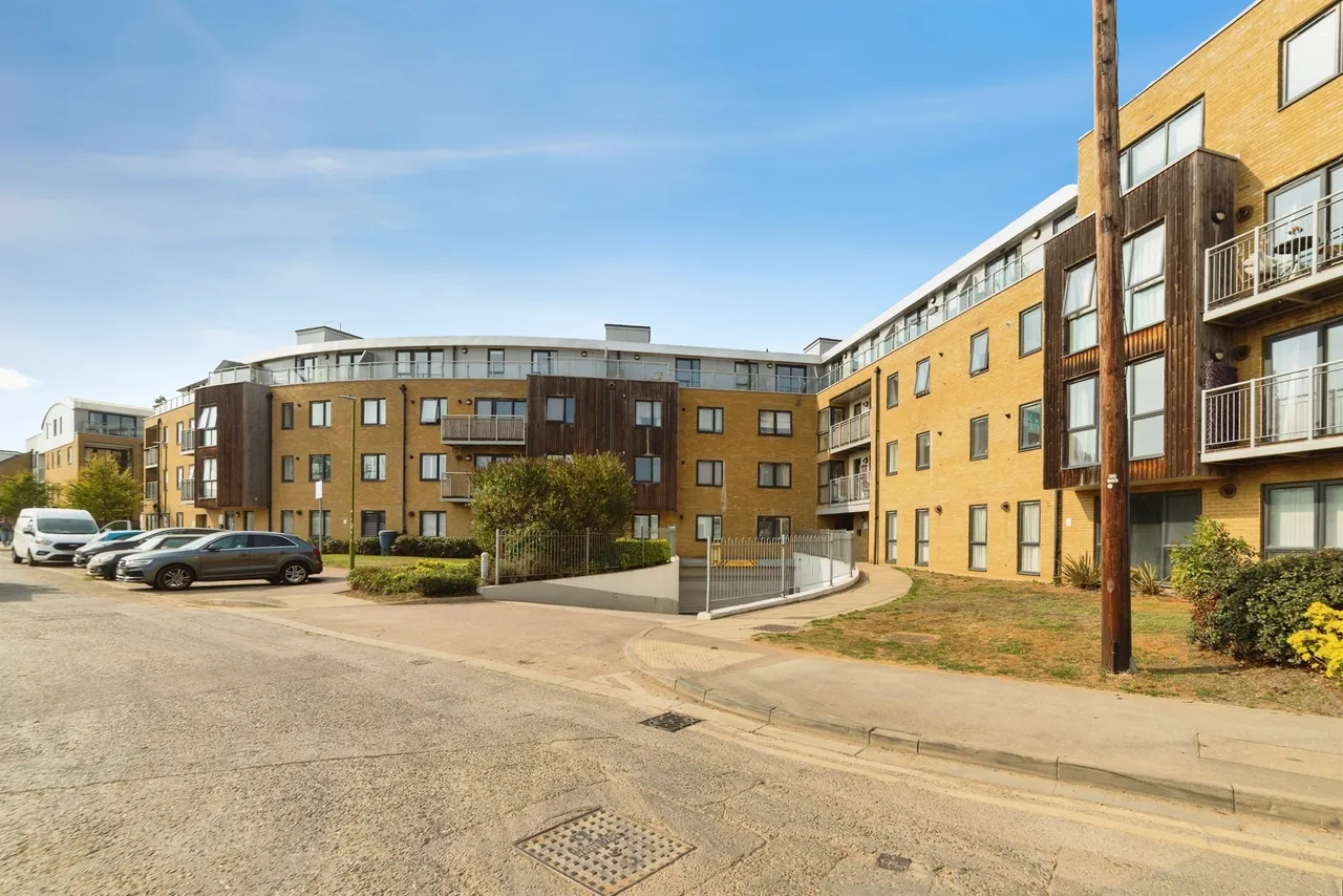 Smeaton Court, Hertford, SG13, photo 2