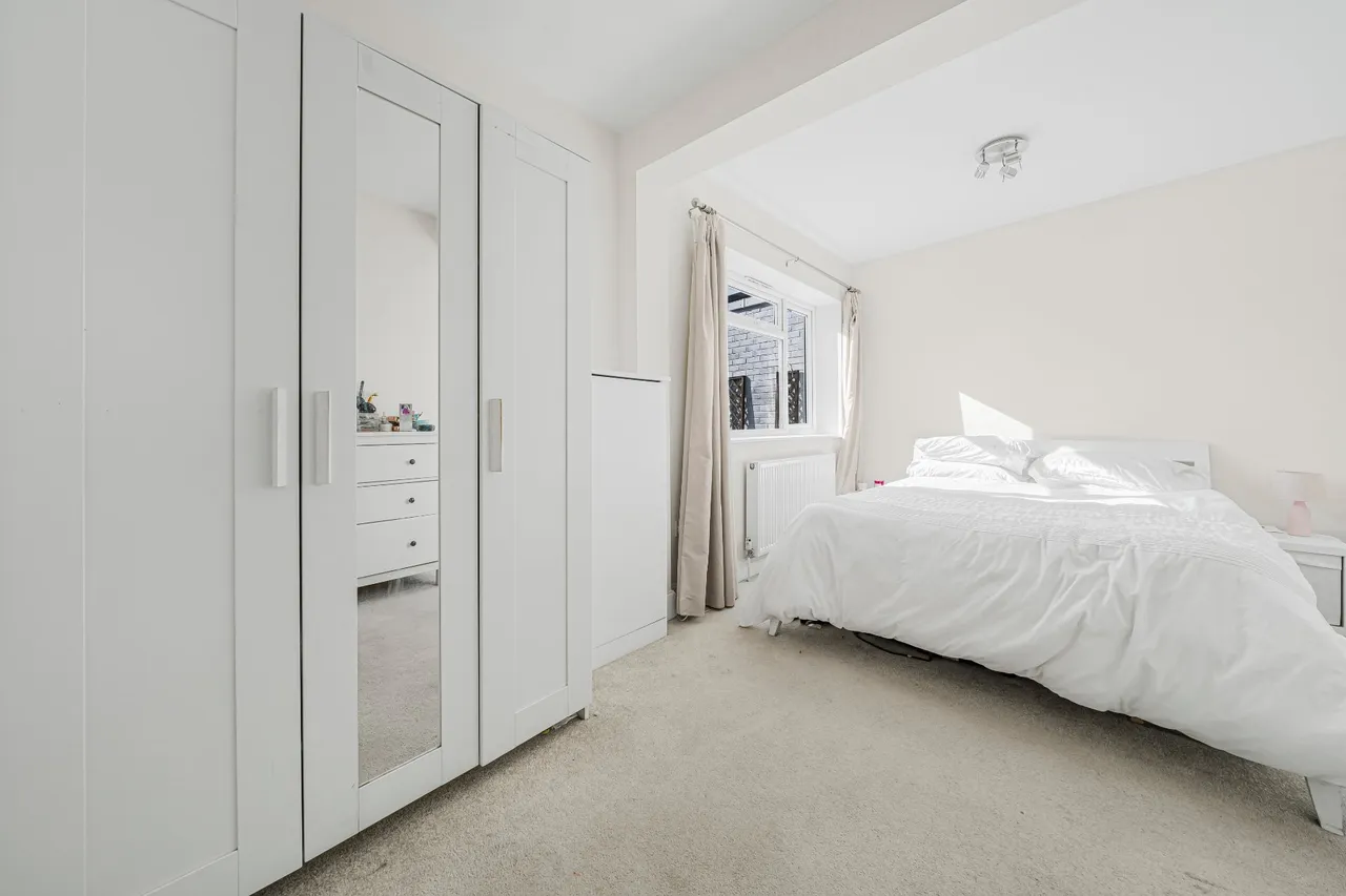 King George Avenue, Walton On Thames, KT12, photo 13