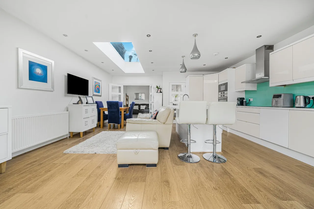 King George Avenue, Walton On Thames, KT12, photo 2