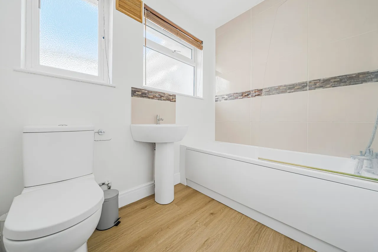 King George Avenue, Walton On Thames, KT12, photo 8
