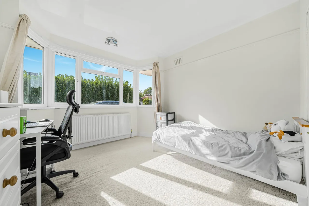 King George Avenue, Walton On Thames, KT12, photo 11