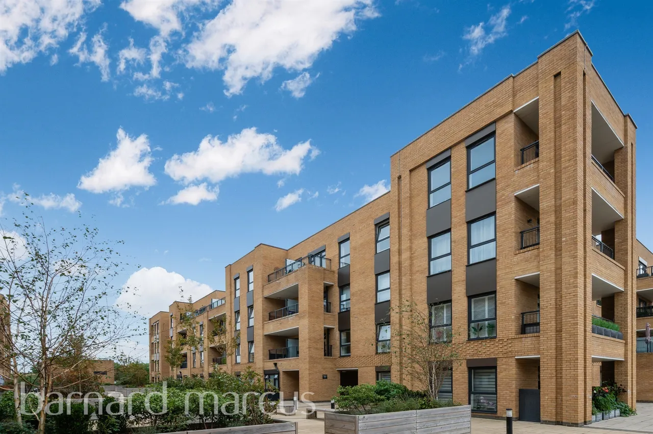 1 bed flat for sale — London Road, Wallington