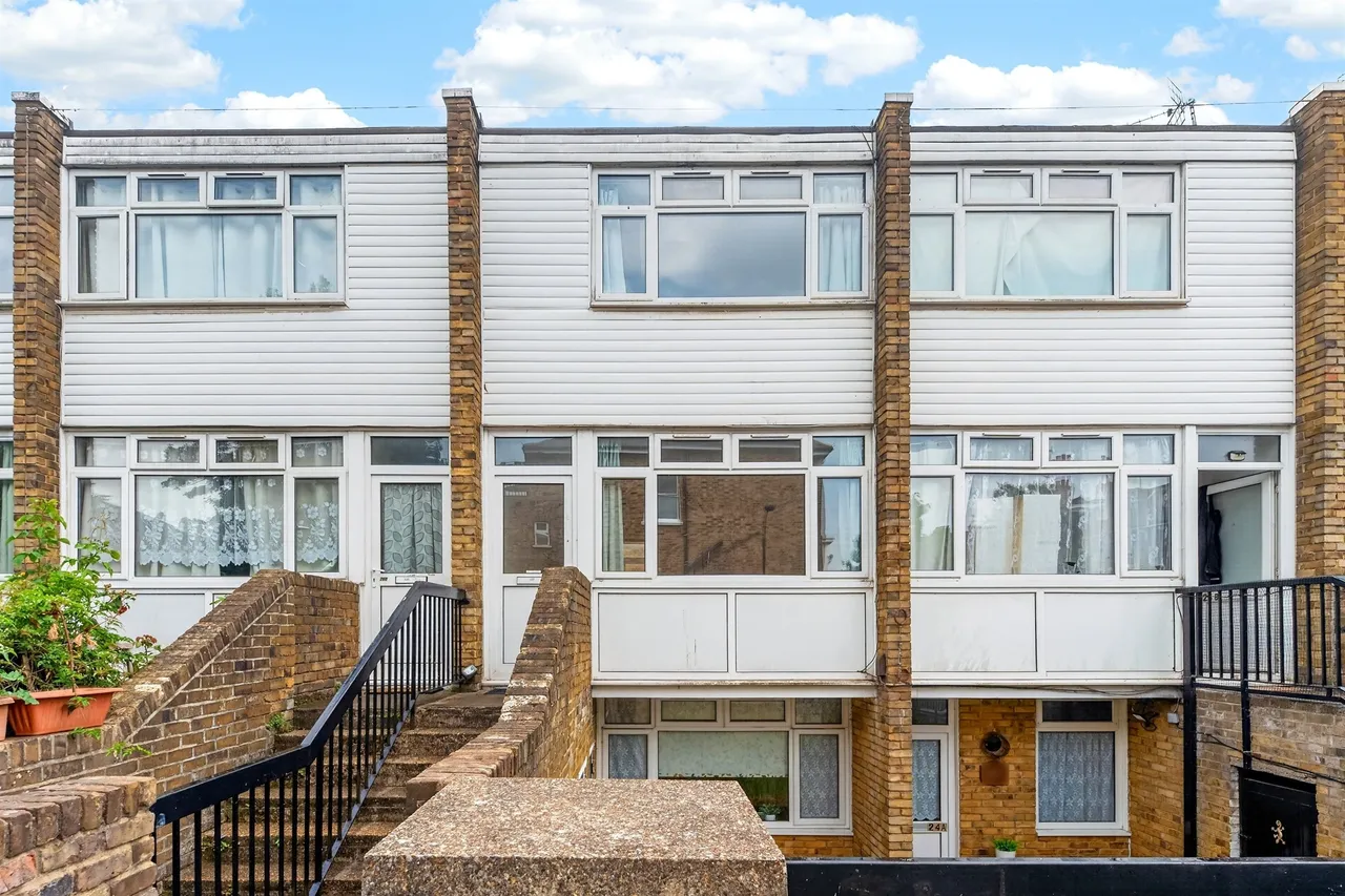 1 bed flat for sale — Devonport Road, London