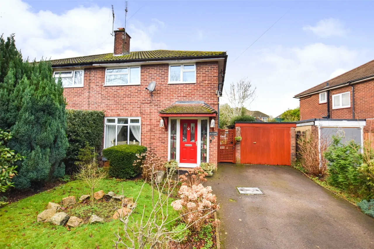 3 bed house for sale — Glebe Road, Farnborough, Hampshire, GU14 8QU