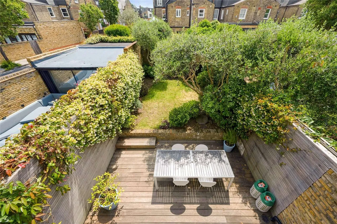 6 bed house to rent — Queensmill Road, London, SW6 6JR