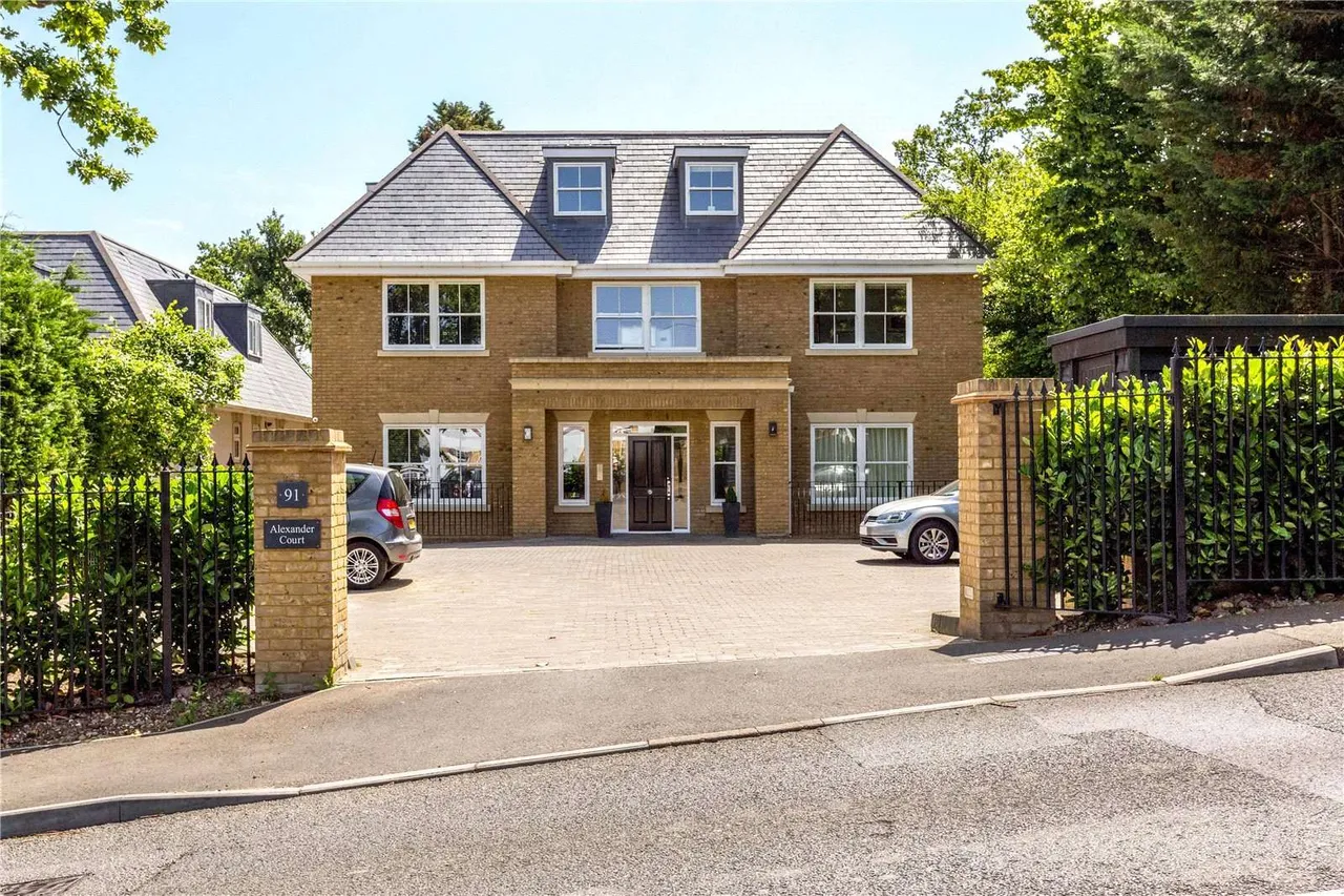 2 bed flat for sale — Alexander Court, 91 Ducks Hill Road, Northwood, Middlesex, HA6 2SQ