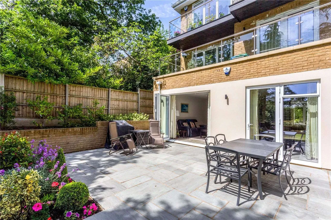 Alexander Court, 91 Ducks Hill Road, Northwood, Middlesex, HA6 2SQ, photo 3