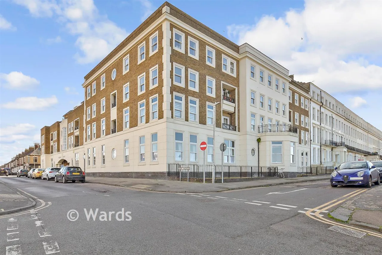 1 bed flat for sale, Pier Avenue, Herne Bay, CT6