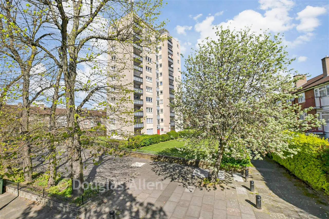 2 bed flat for sale, Windsor Road, Ilford, E7