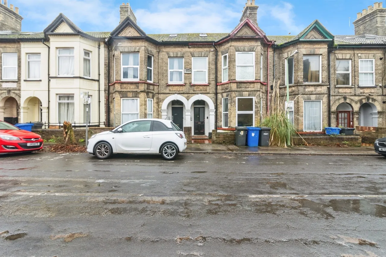 2 bed flat for sale — Milton Road East, Lowestoft
