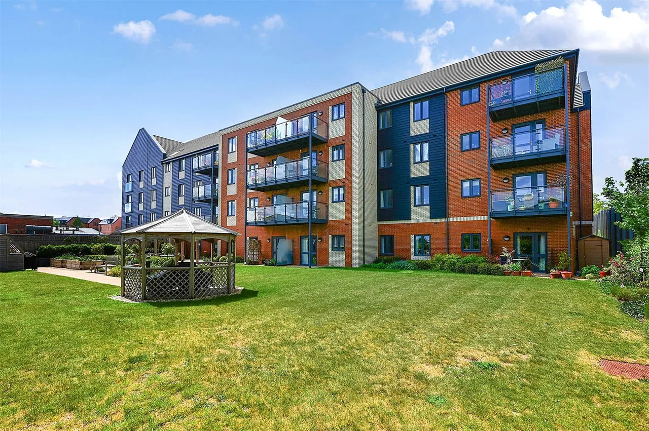 1 bed flat for sale — Station Road, Hook, Hampshire, RG27 9GU