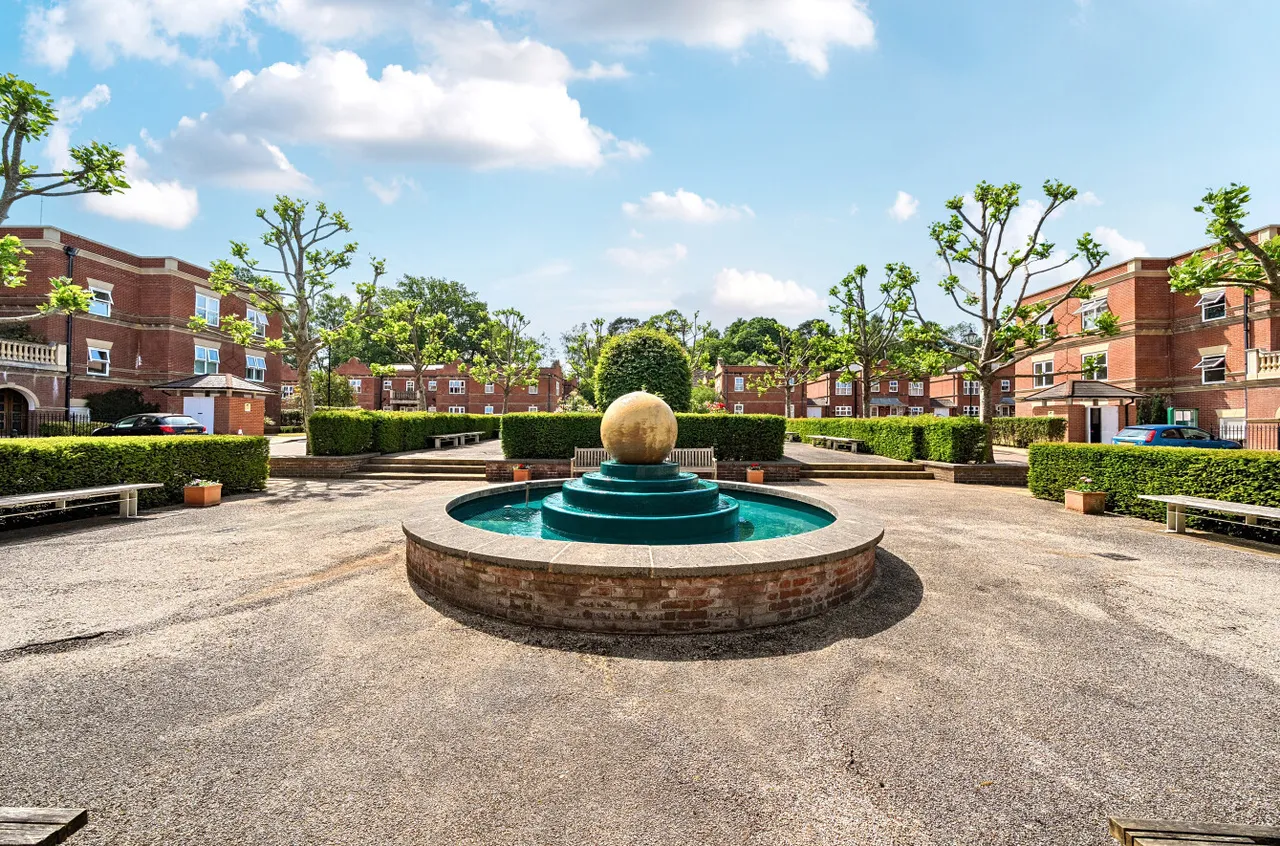 Franklin Court, Wormley, GU8, photo 5