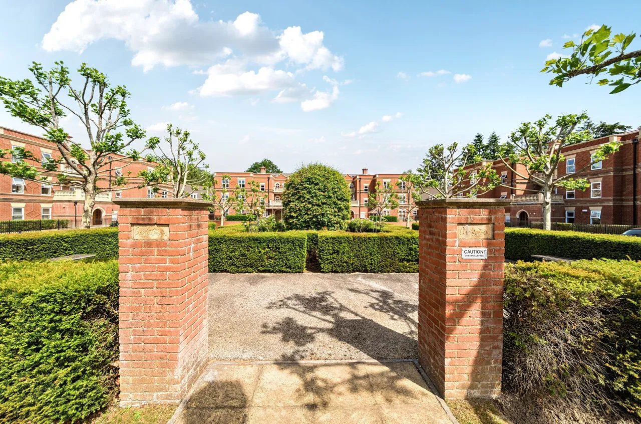 Franklin Court, Wormley, GU8, photo 6