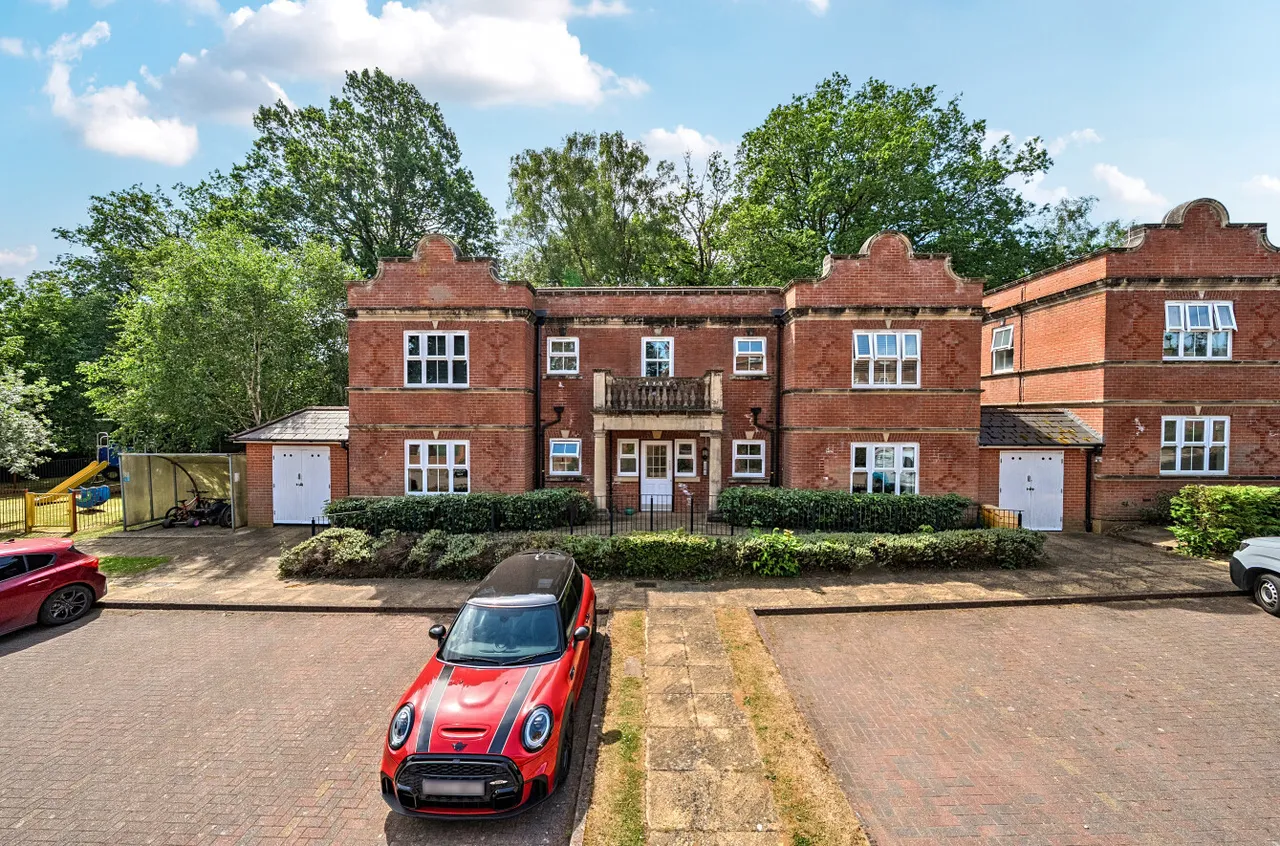 1 bed flat for sale, Franklin Court, Wormley, GU8