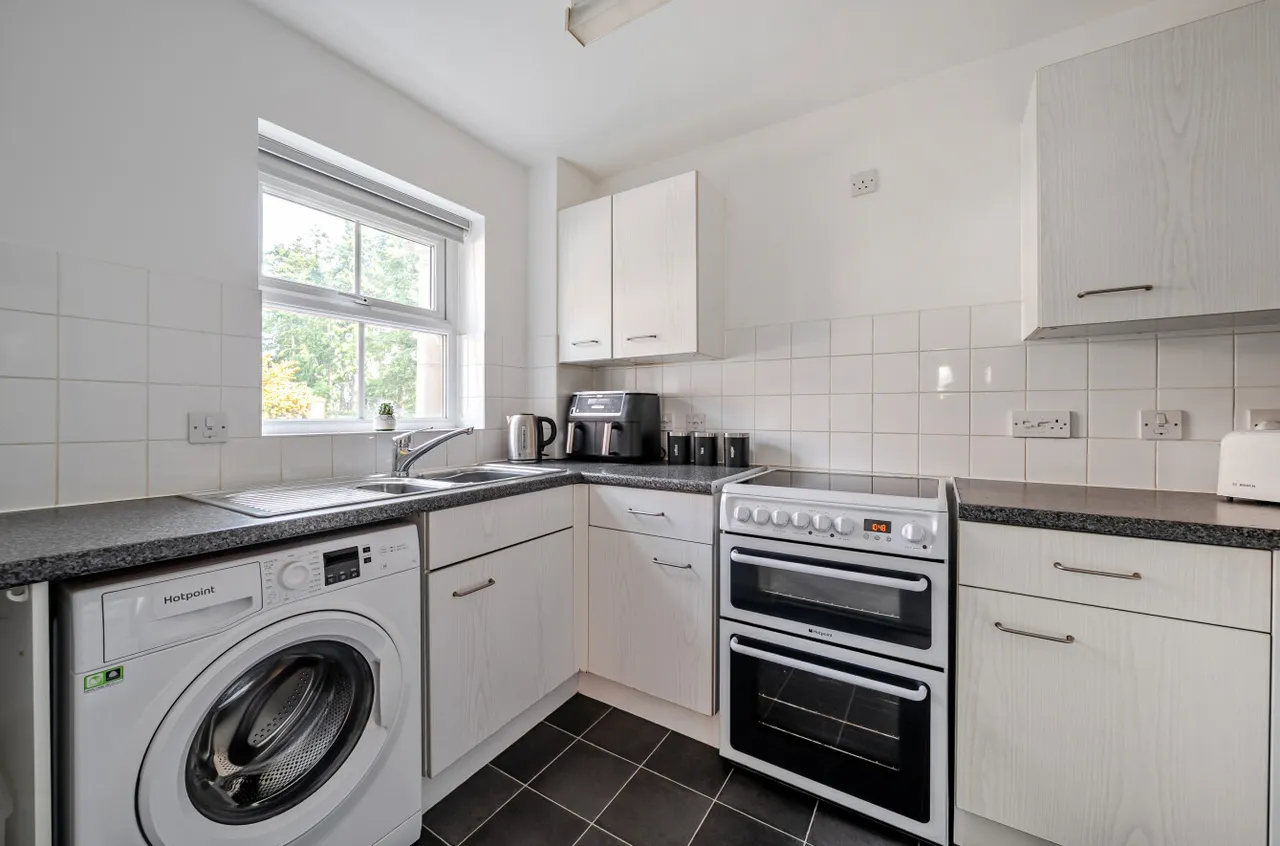 Franklin Court, Wormley, GU8, photo 9