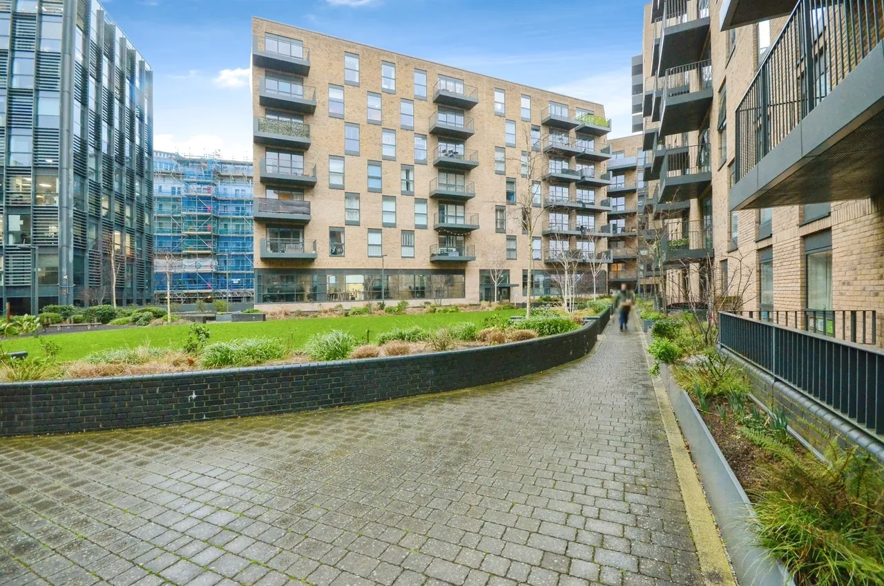 2 bed flat to rent, Lyon Road, Harrow, HA1