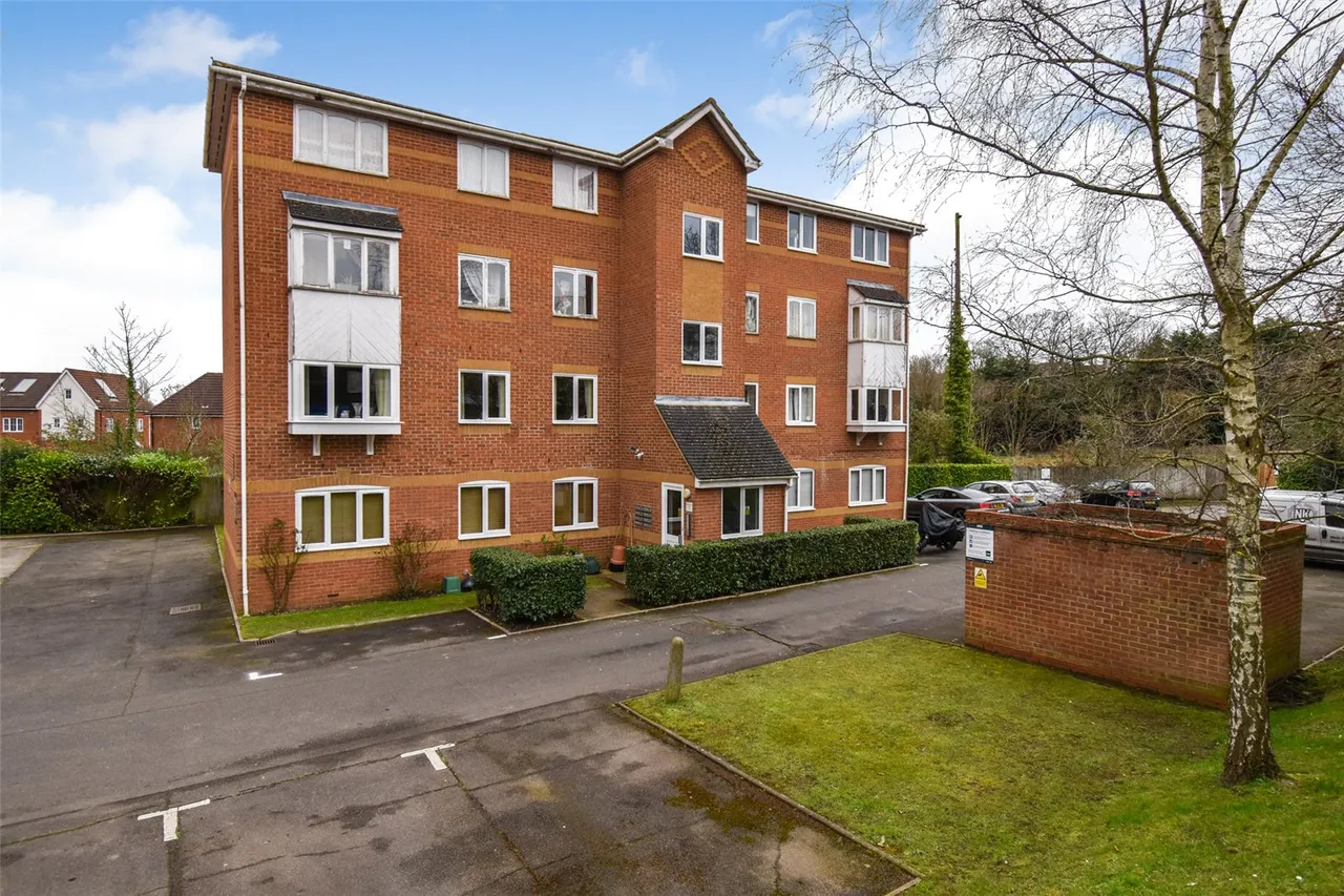 2 bed flat for sale — Hereford House, Ascot Court, Aldershot, Hampshire, GU11 1HE