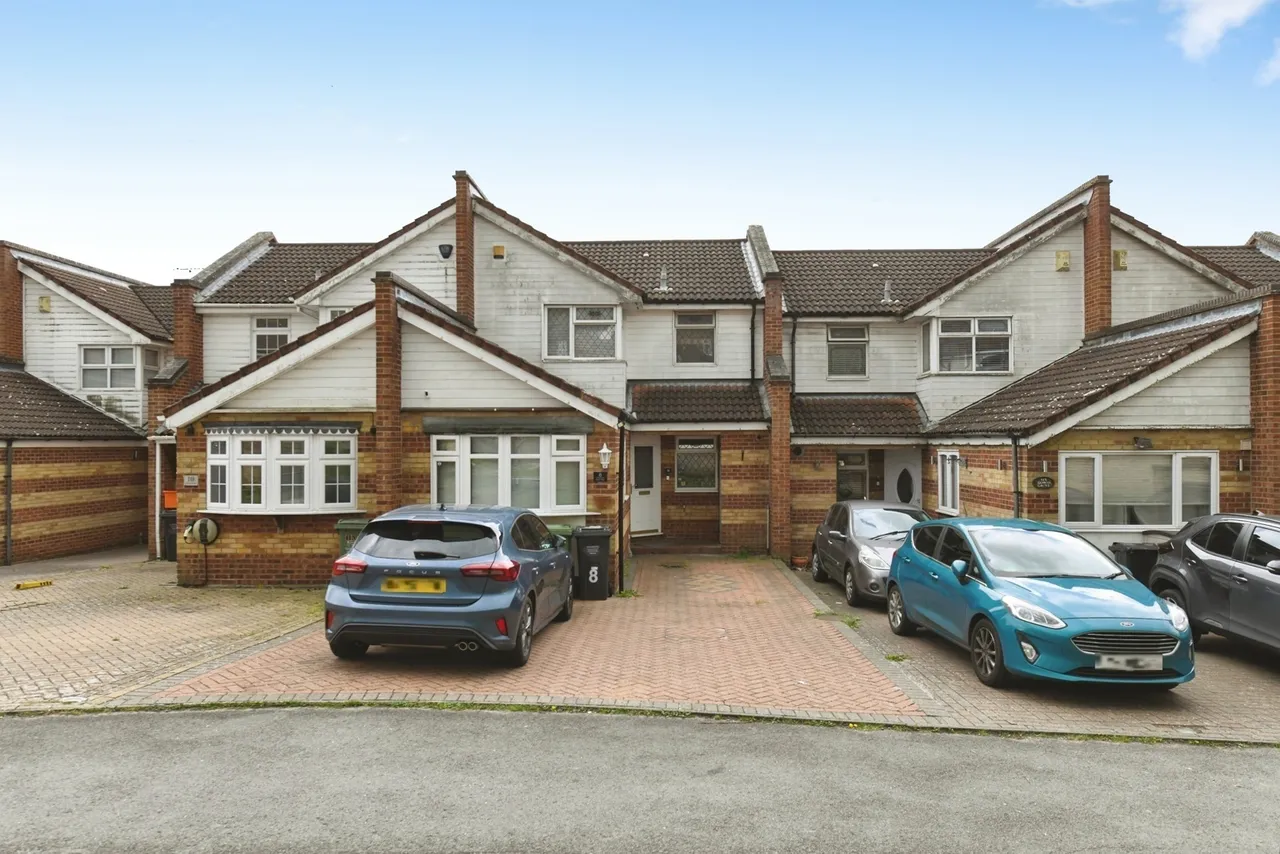 3 bed house for sale — Downs Grove, Basildon, Essex, SS16