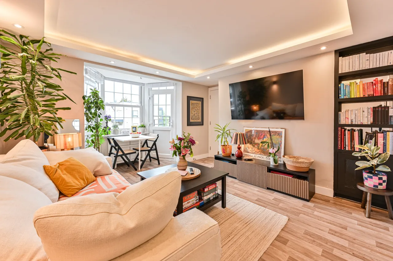 3 bed flat for sale — 263 Longford Court, Emlyn Gardens, London