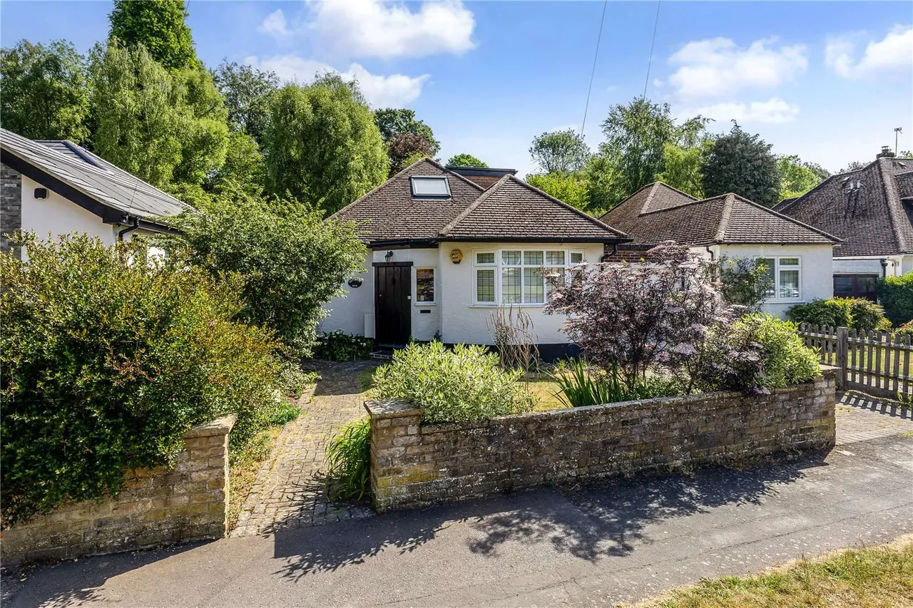 4 bed house for sale — Whitelands Avenue, Chorleywood, Rickmansworth, Hertfordshire, WD3 5RG