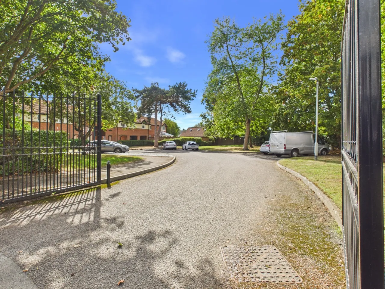 Petworth Court, Windsor, SL4, photo 9