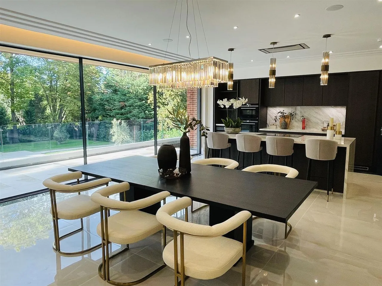 Tamara Court, Stradbroke Drive, Chigwell, photo 8