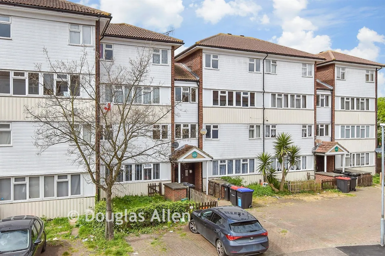 2 bed flat for sale, Caister Drive, Basildon, SS13