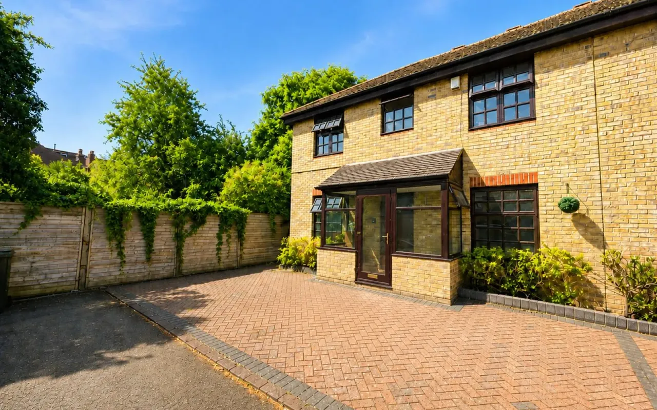 4 bed house for sale — Hedge Lane, Palmers Green, N13