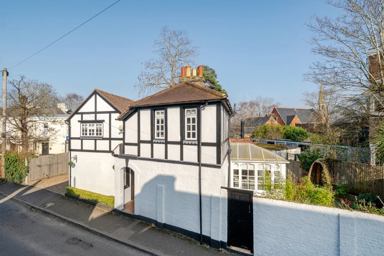 4 bed house for sale, Manor Road, Walton On Thames, KT12