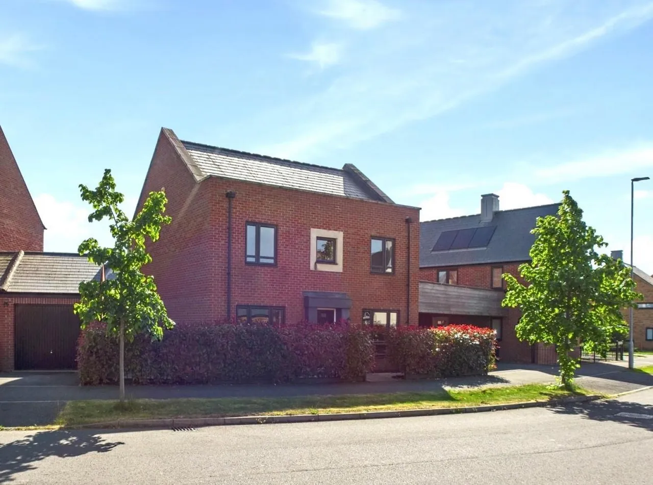 4 bed house for sale, Sapphire Road, Bishops Cleeve, GL52