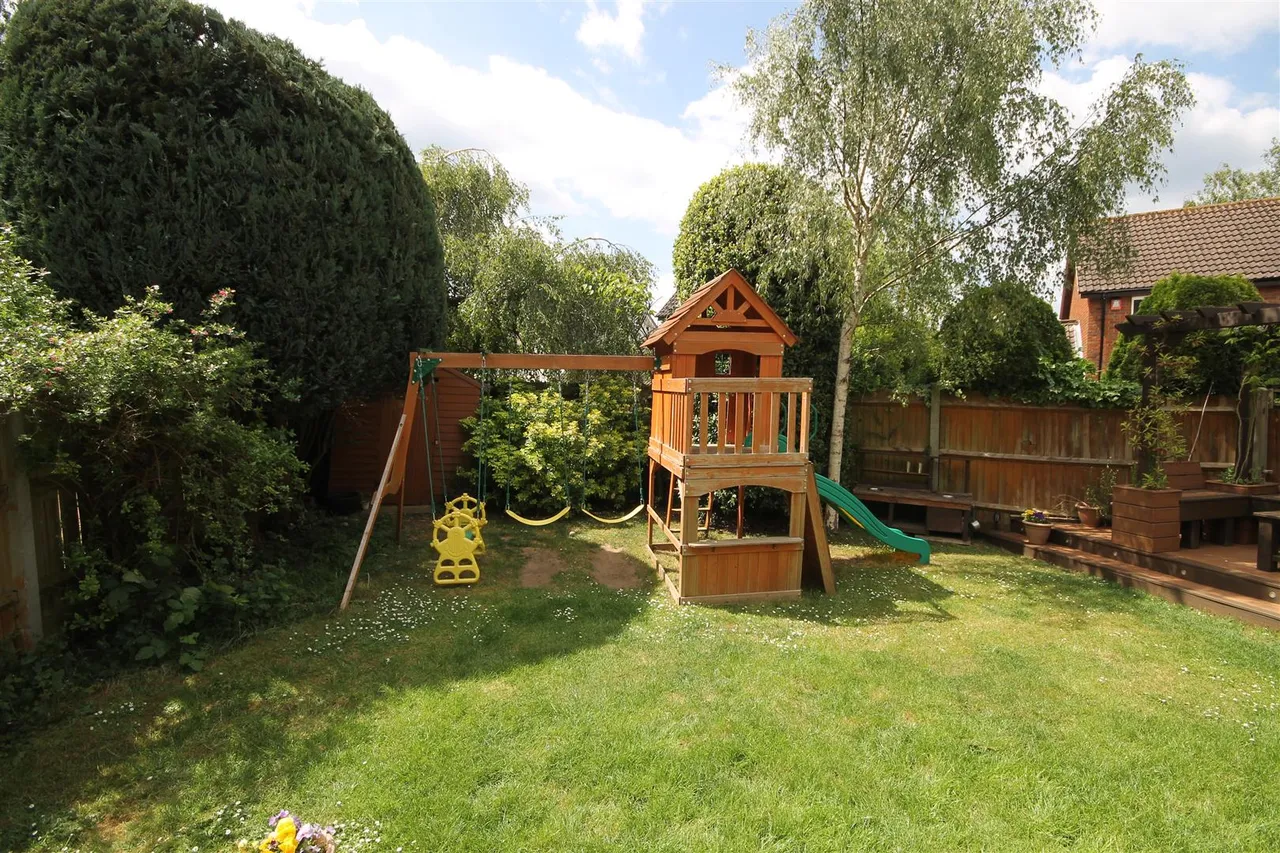 Ten Acres, Fetcham, KT22, photo 13