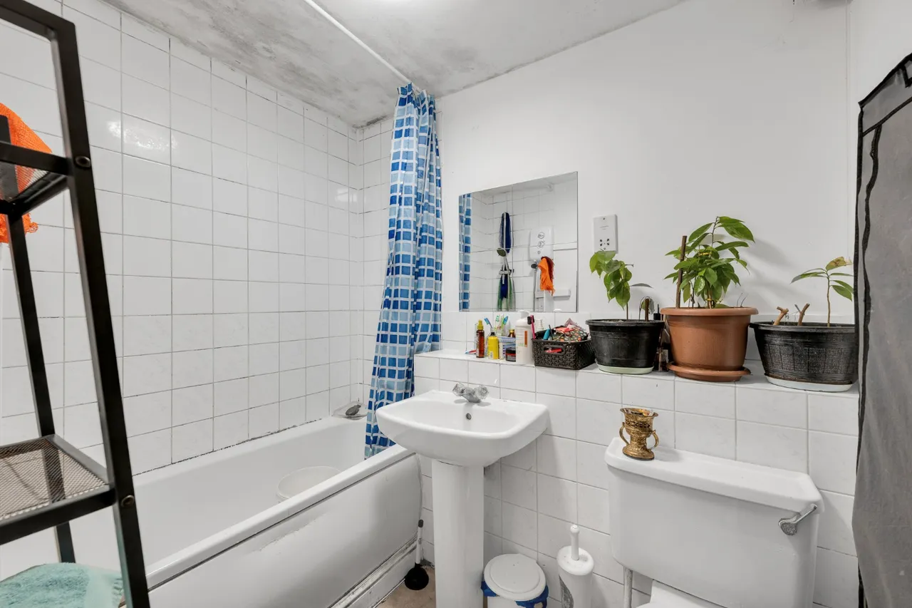 2 bed flat for sale — Crales House, Harlinger Street, SE18