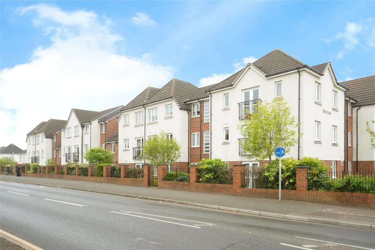 1 bed flat for sale — White Hart Lane, Romford, RM7