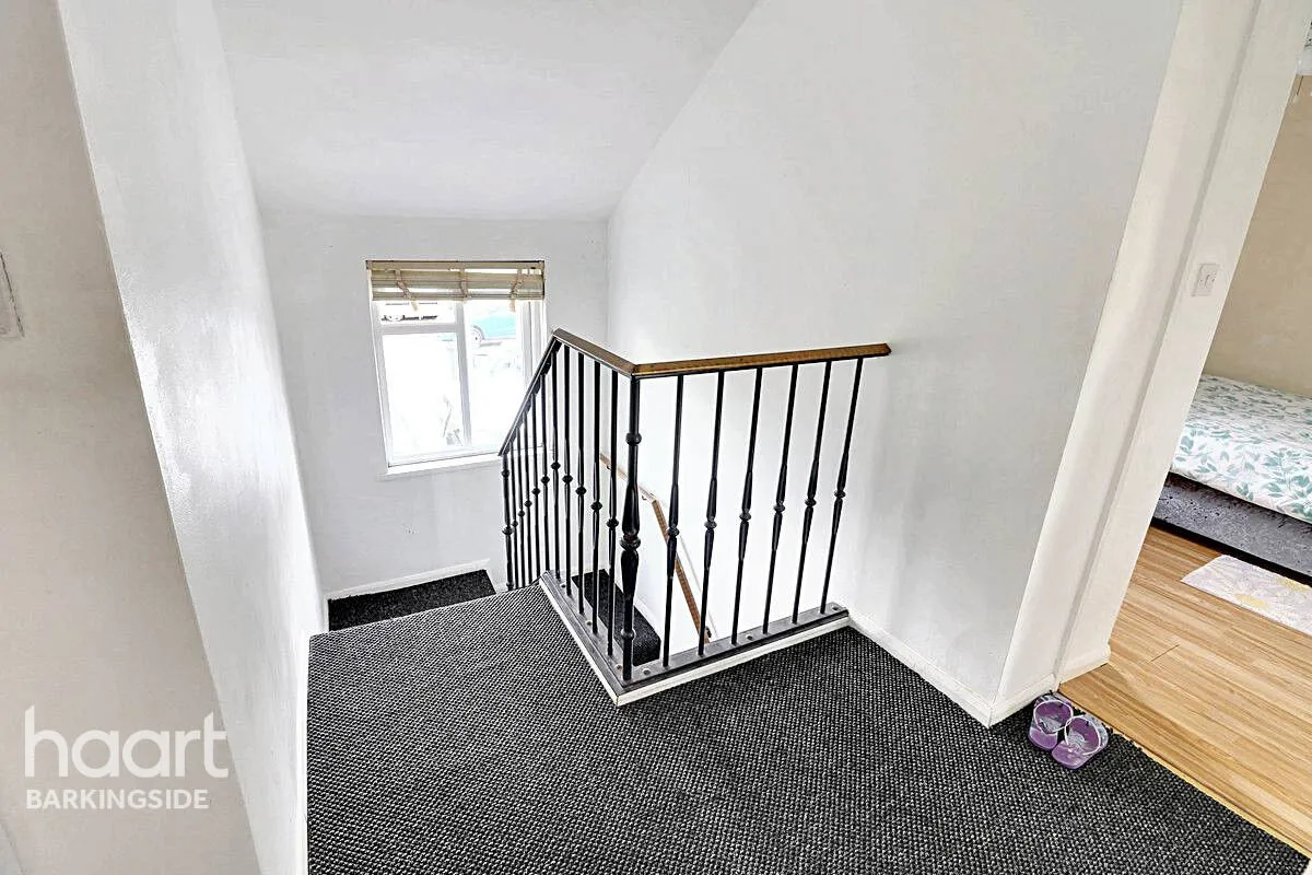 Chalgrove Crescent, Clayhall, IG5, photo 17