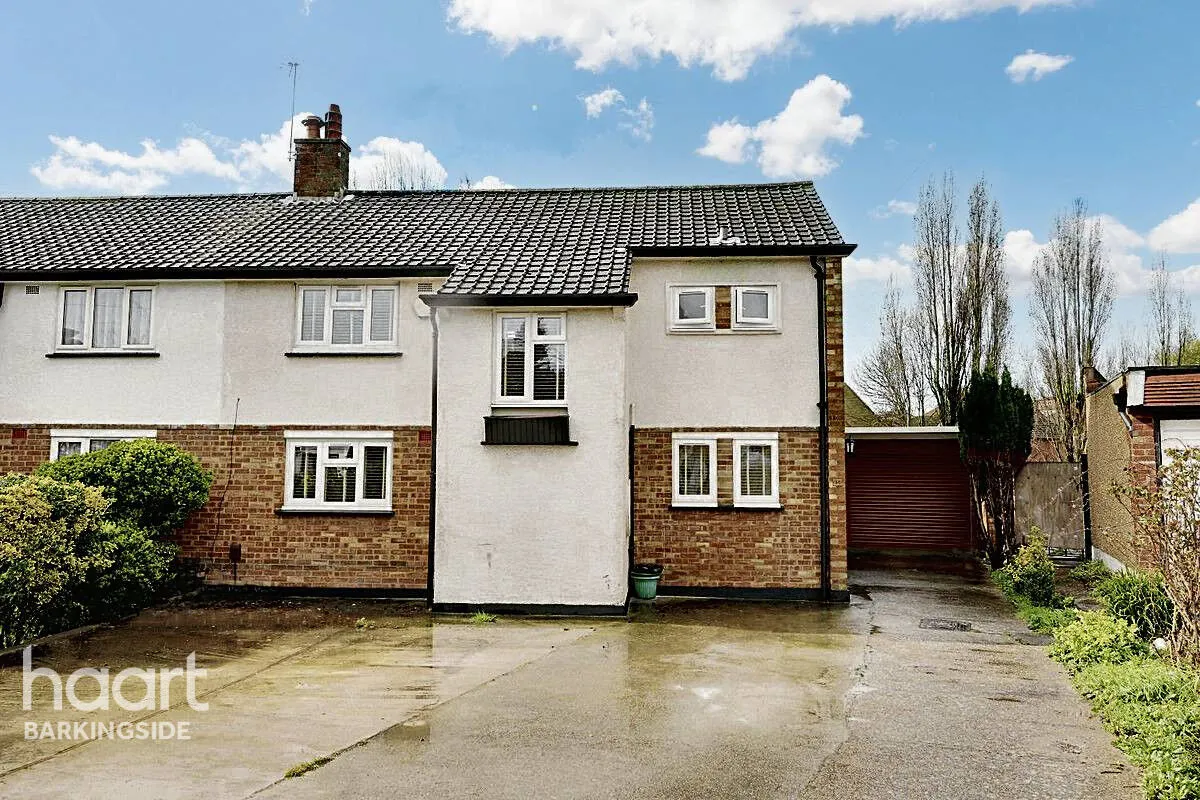 3 bed house for sale, Chalgrove Crescent, Clayhall, IG5