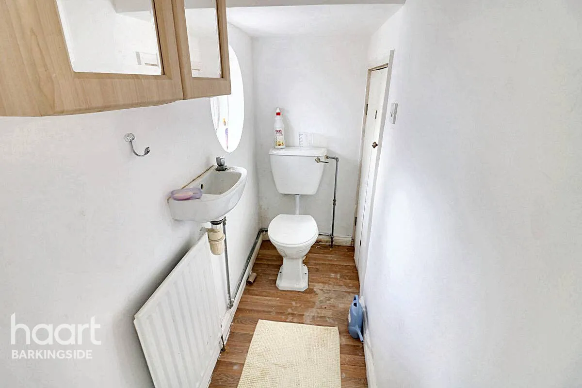 Chalgrove Crescent, Clayhall, IG5, photo 13