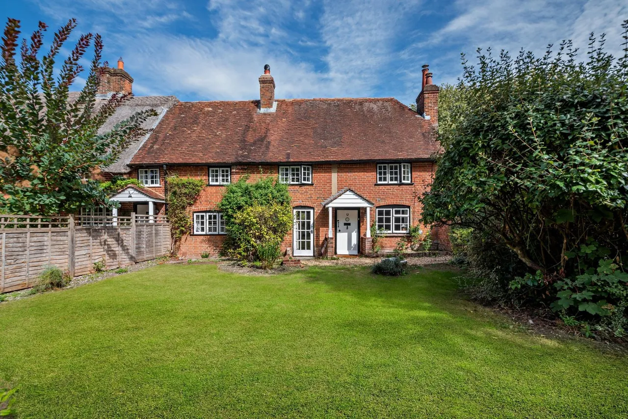 3 bed property for sale — Compton Street, Compton, Winchester, Hampshire, SO21 2AT