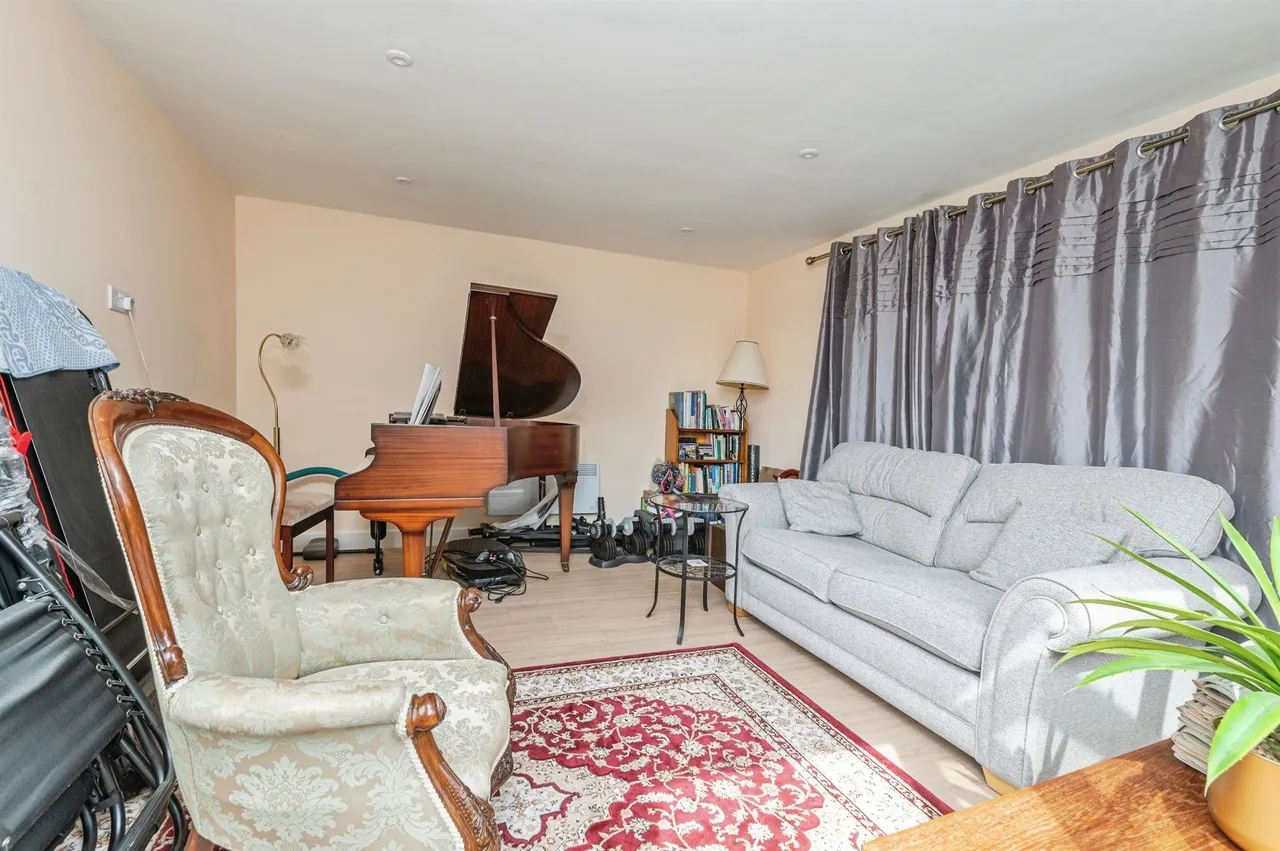 West Lodge Crescent, Ainley Top, Huddersfield, photo 5