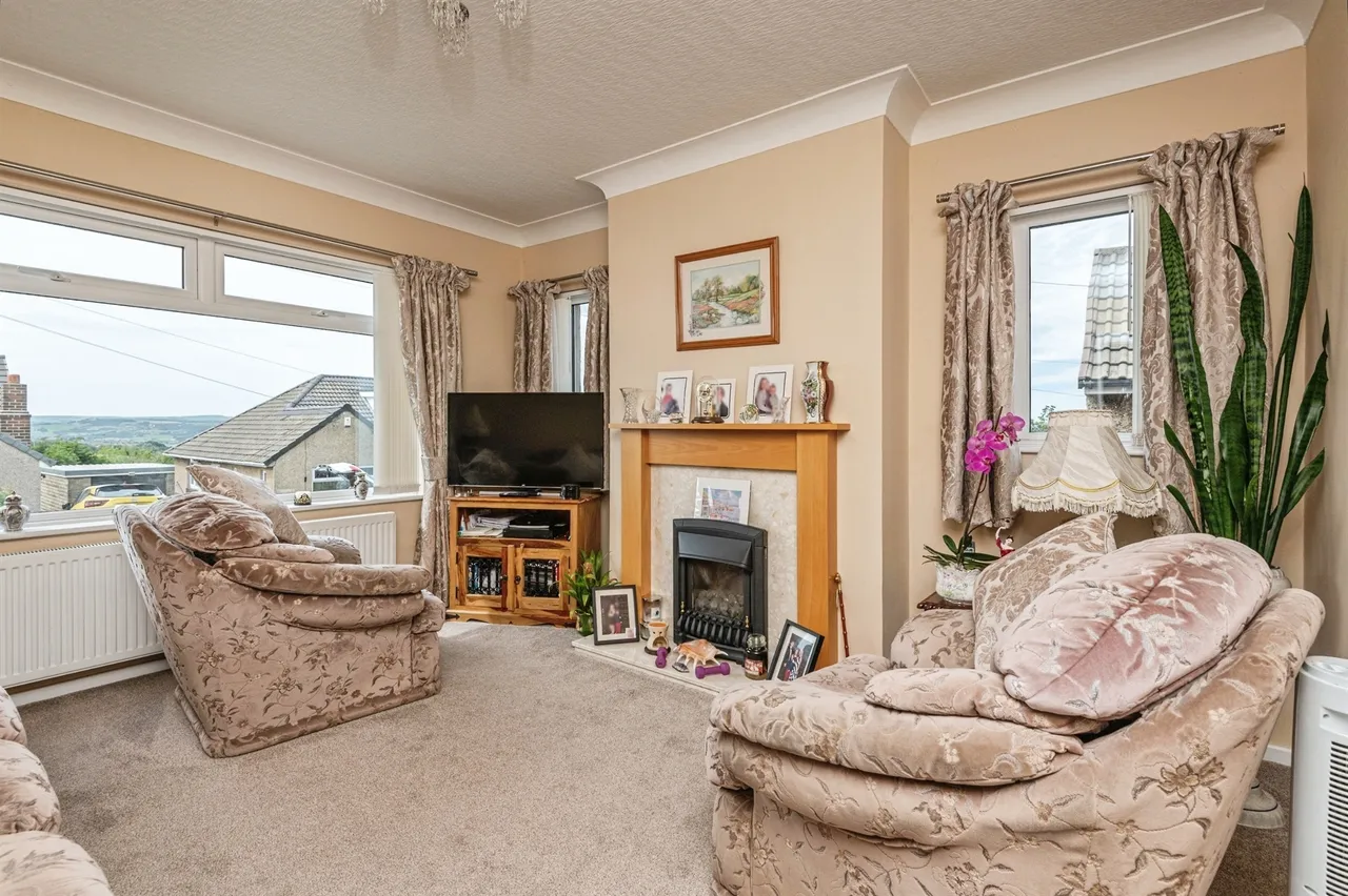 West Lodge Crescent, Ainley Top, Huddersfield, photo 3