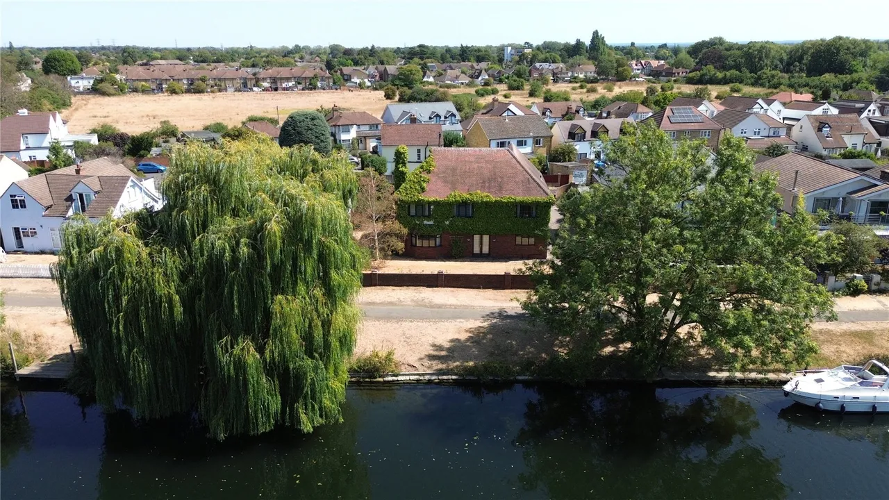 Thames Side, Staines, TW18, photo 2