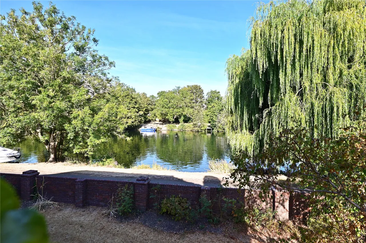Thames Side, Staines, TW18, photo 5
