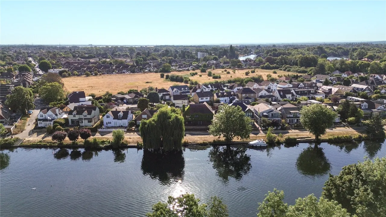 Thames Side, Staines, TW18, photo 12