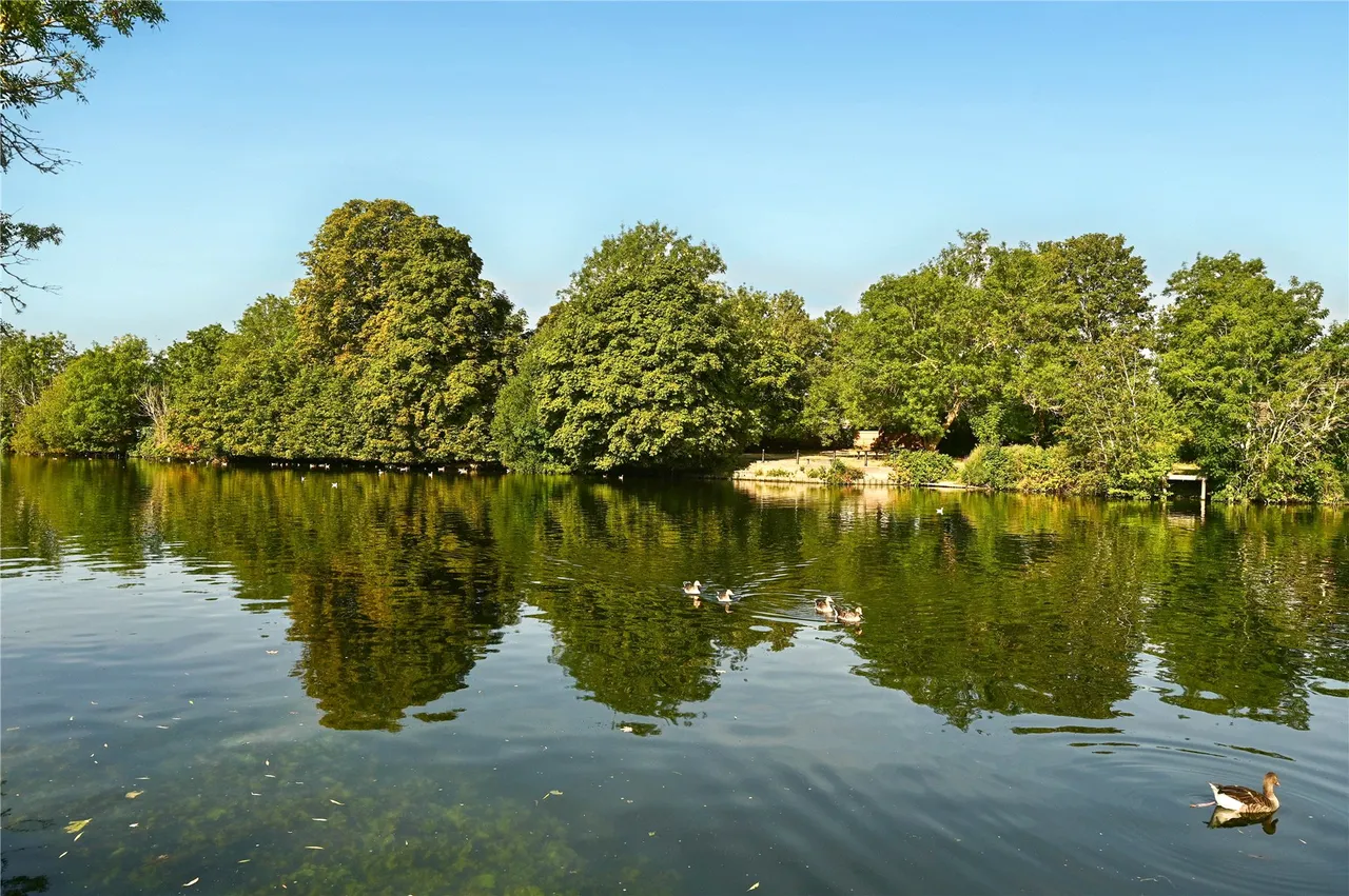 Thames Side, Staines, TW18, photo 3