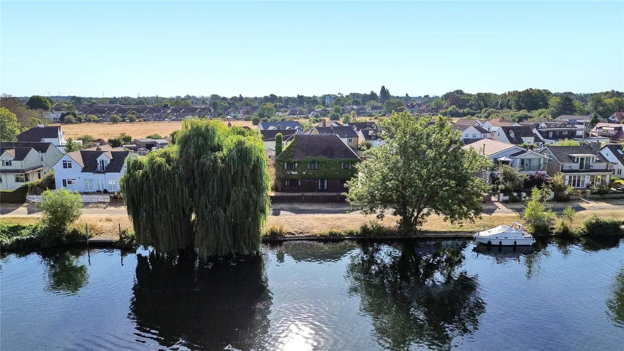 Thames Side, Staines, TW18, photo 10