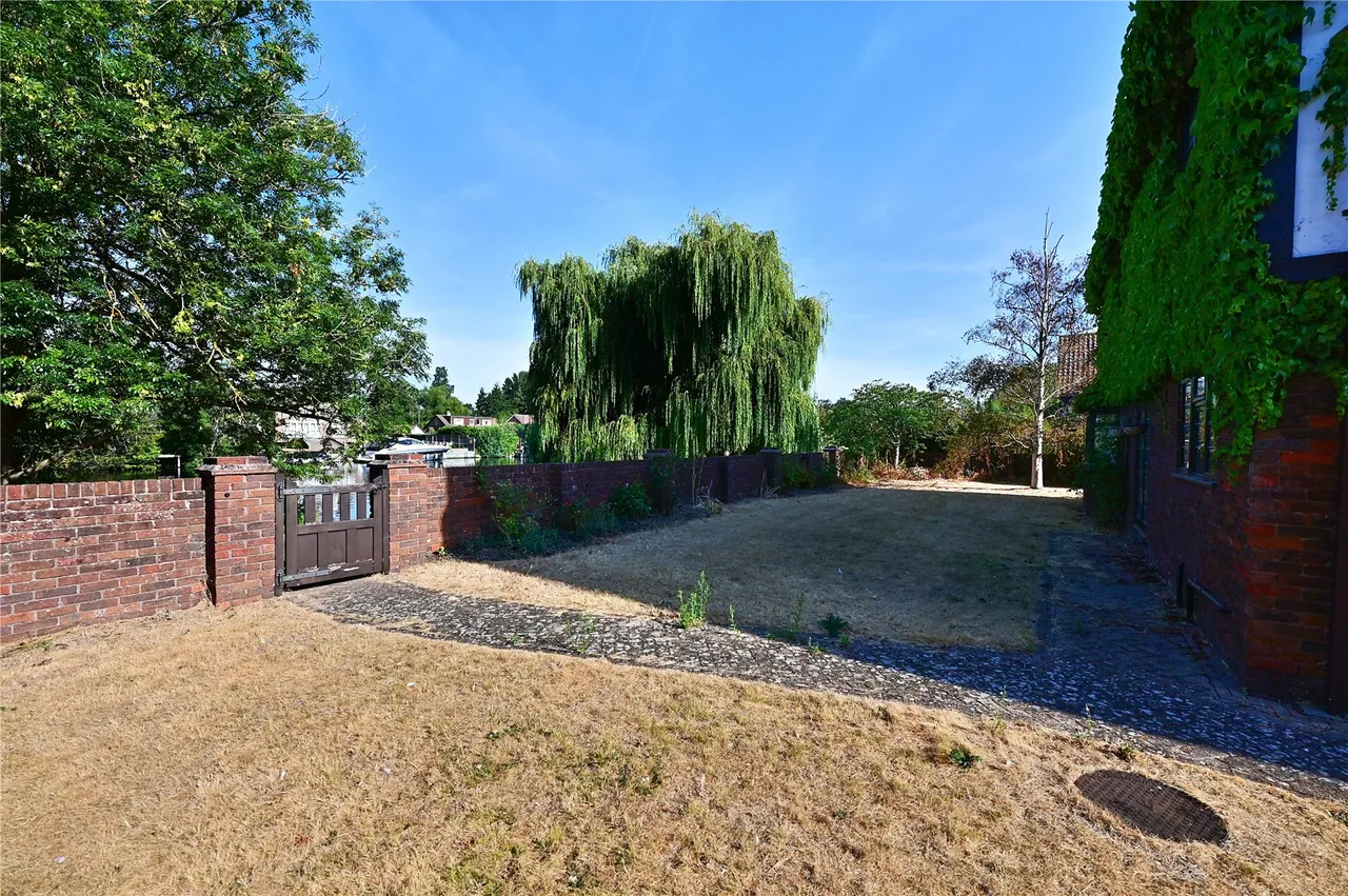 Thames Side, Staines, TW18, photo 4