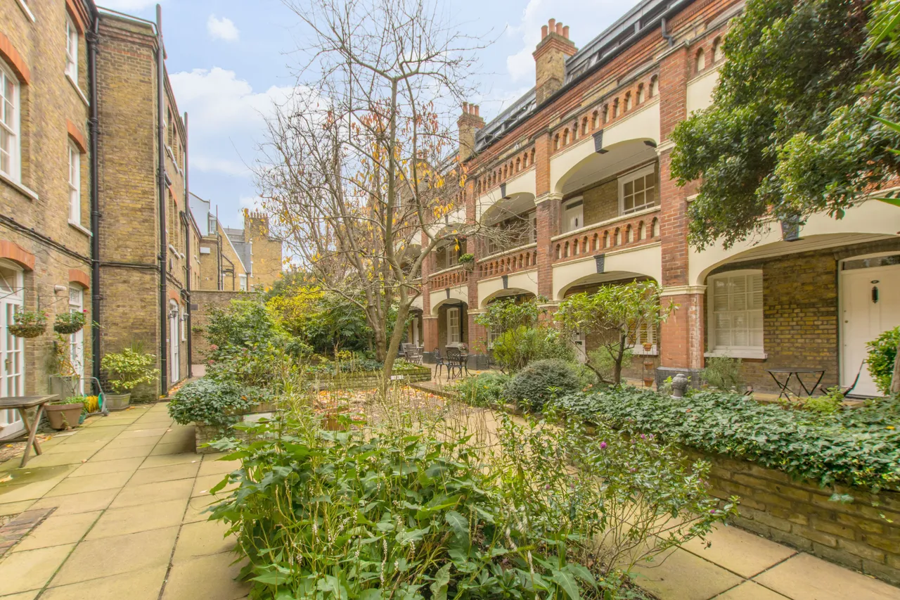 flat to rent — 9 De Walden House, Allitsen Road, London